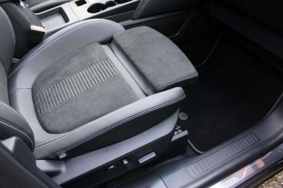 Ford Kuga 2.5 PHEV Active X 4J Garantie | Panoramadak | Nieuwstaat | Winter Pack