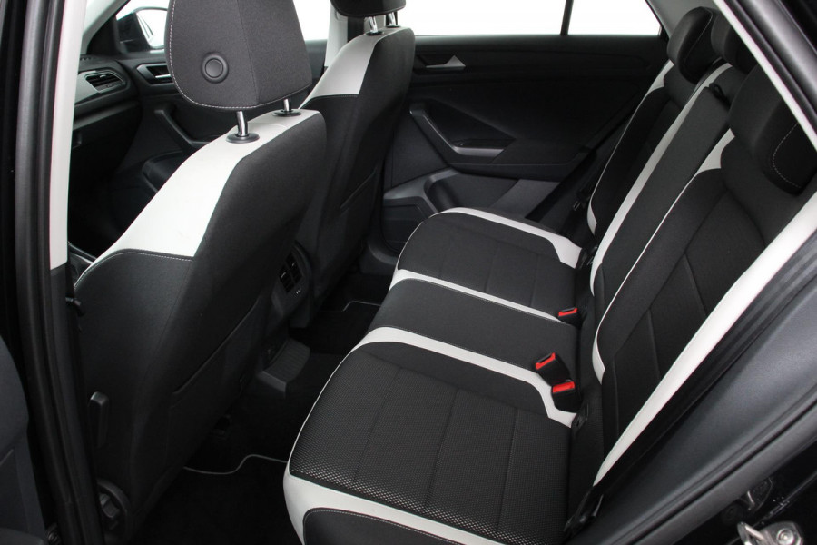 Volkswagen T-Roc 1.5 TSI 150pk DSG Sport Plus | Navigatie | Climate Control | Cruise control adaptief | Camera | Parkeer sensoren | Electrisch bedienbare achterklep| Lichtmetalen Velgen