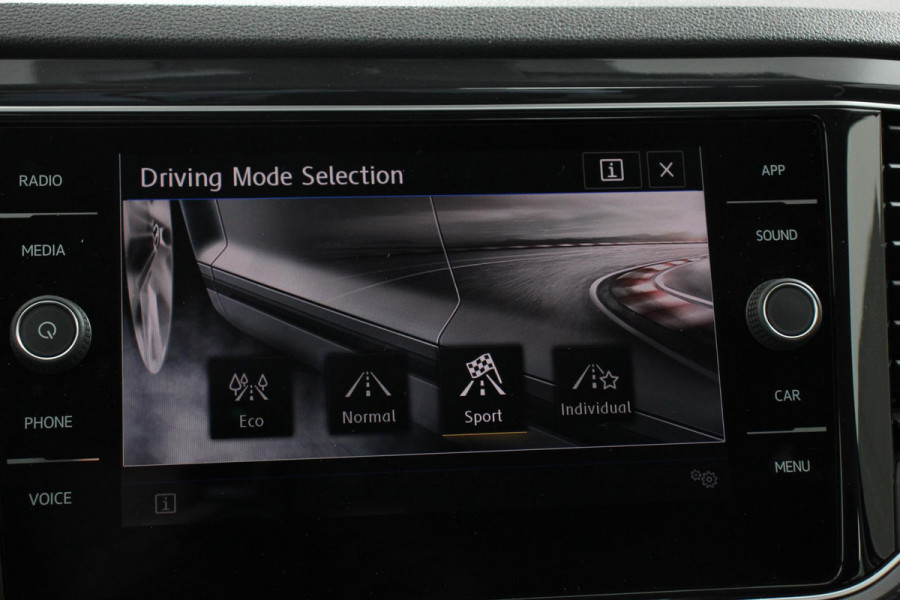 Volkswagen T-Roc 1.5 TSI 150pk DSG Sport Plus | Navigatie | Climate Control | Cruise control adaptief | Camera | Parkeer sensoren | Electrisch bedienbare achterklep| Lichtmetalen Velgen