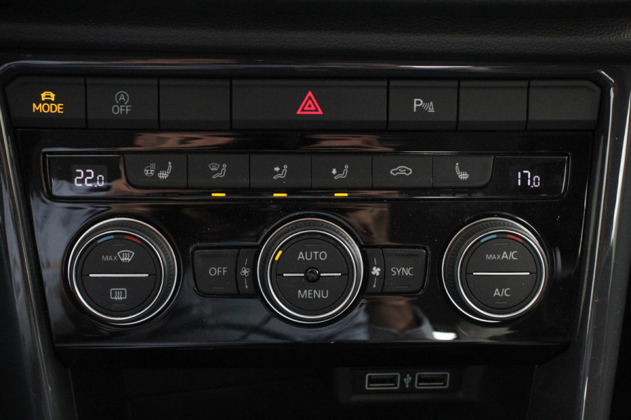 Volkswagen T-Roc 1.5 TSI 150pk DSG Sport Plus | Navigatie | Climate Control | Cruise control adaptief | Camera | Parkeer sensoren | Electrisch bedienbare achterklep| Lichtmetalen Velgen