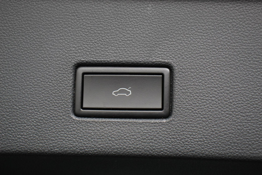 Volkswagen T-Roc 1.5 TSI 150pk DSG Sport Plus | Navigatie | Climate Control | Cruise control adaptief | Camera | Parkeer sensoren | Electrisch bedienbare achterklep| Lichtmetalen Velgen
