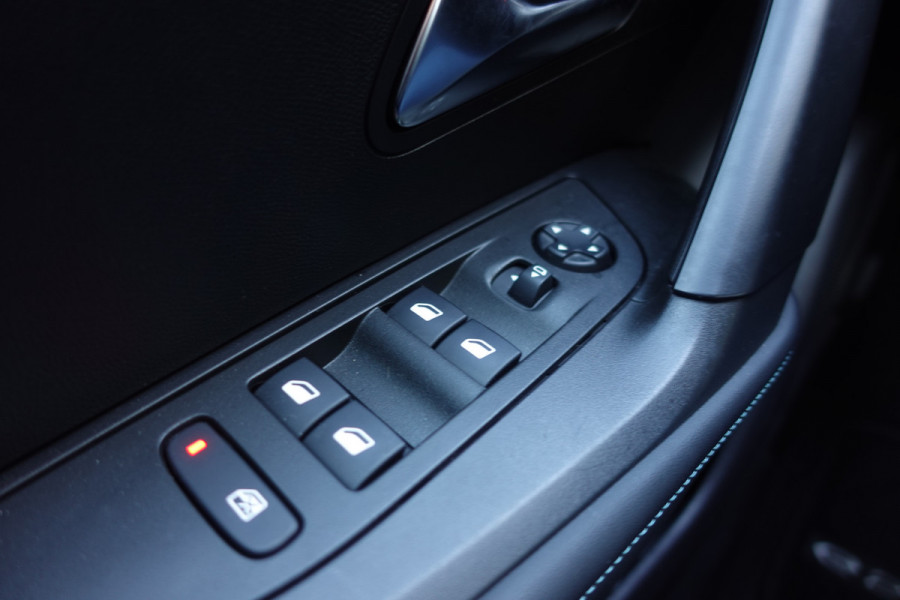 Peugeot e-2008 EV Allure 50 kWh | NAV | A. CAM | LED | CLIMA | 3- FASE - €18.950,00 RIJKLAAR!