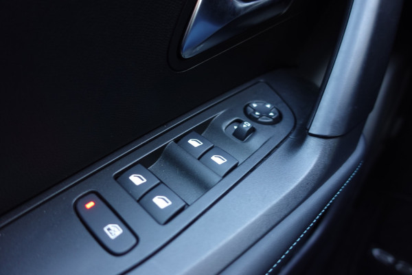 Peugeot e-2008 EV Allure 50 kWh | NAV | A. CAM | LED | CLIMA | 3- FASE - €18.950,00 RIJKLAAR!
