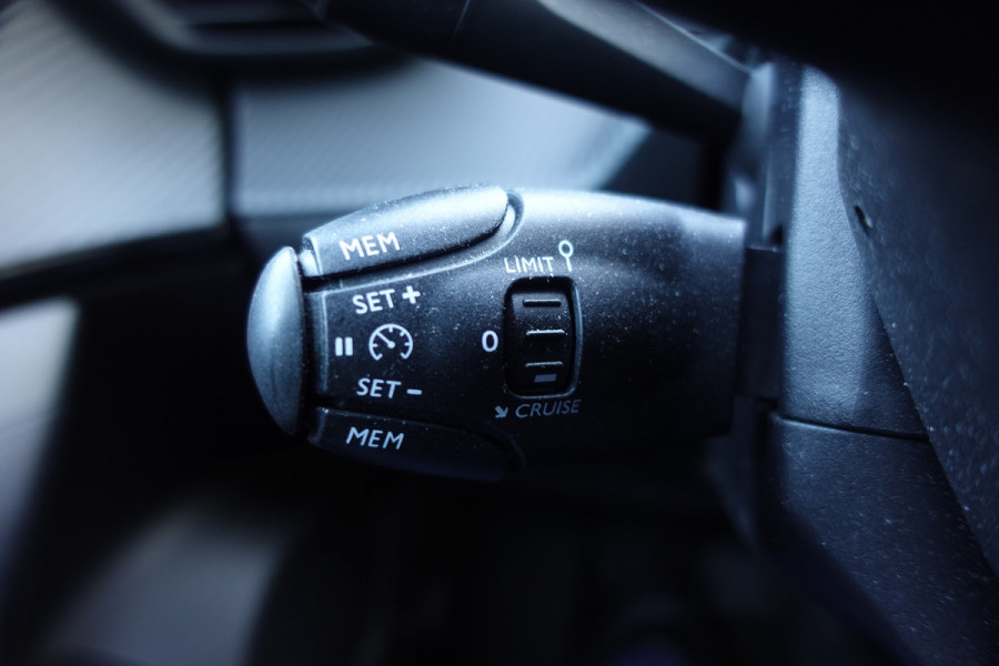 Peugeot e-2008 EV Allure 50 kWh | NAV | A. CAM | LED | CLIMA | 3- FASE - €18.950,00 RIJKLAAR!
