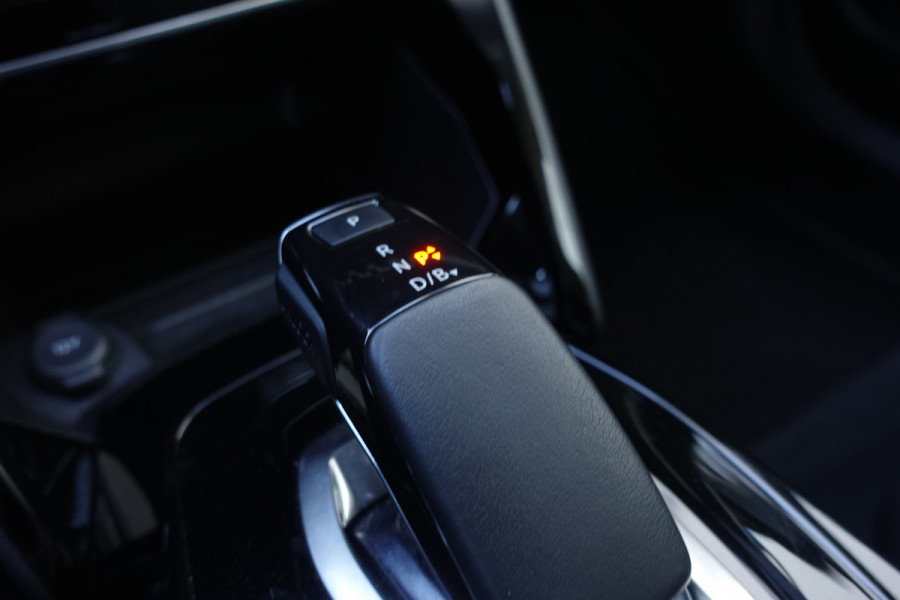 Peugeot e-2008 EV Allure 50 kWh | NAV | A. CAM | LED | CLIMA | 3- FASE - €18.950,00 RIJKLAAR!
