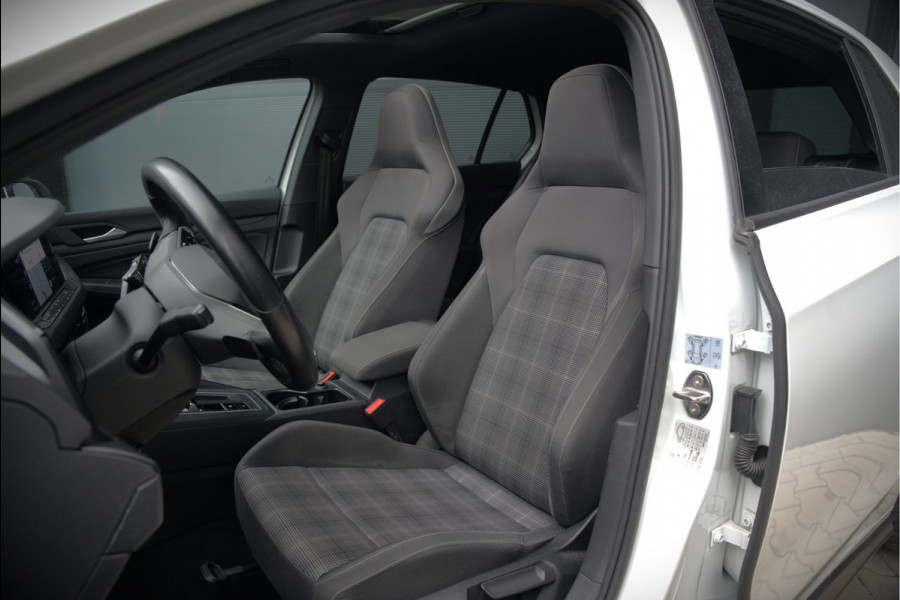 Volkswagen Golf 2.0 TDI GTD | Panoramadak | Stoelverwarming | Stuurverwarming | Adaptive Cruise Control | Apple Carplay | Sport & Sound | Adaptief Onderstel | Keyless | IQ Light LED | Camera | Ambiance Verlichting