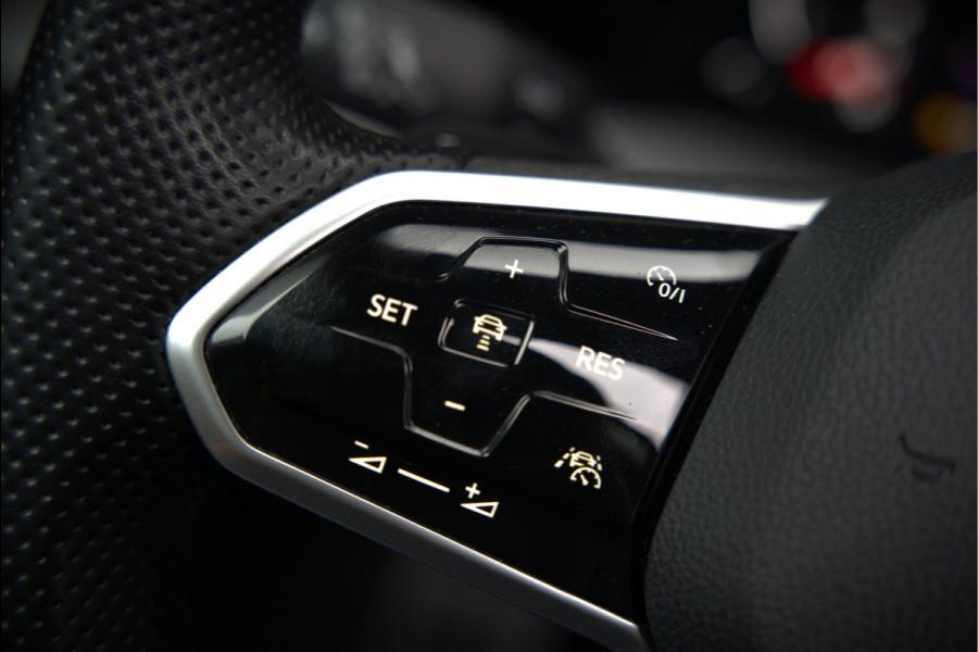 Volkswagen Golf 2.0 TDI GTD | Panoramadak | Stoelverwarming | Stuurverwarming | Adaptive Cruise Control | Apple Carplay | Sport & Sound | Adaptief Onderstel | Keyless | IQ Light LED | Camera | Ambiance Verlichting