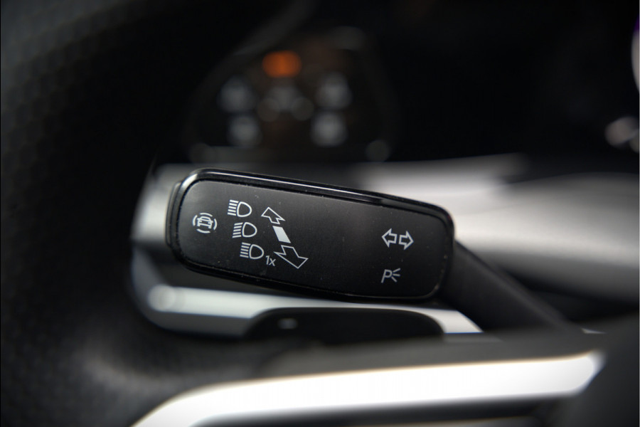 Volkswagen Golf 2.0 TDI GTD | Panoramadak | Stoelverwarming | Stuurverwarming | Adaptive Cruise Control | Apple Carplay | Sport & Sound | Adaptief Onderstel | Keyless | IQ Light LED | Camera | Ambiance Verlichting