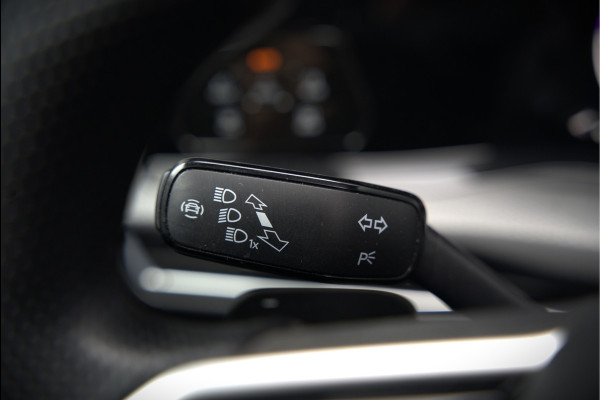 Volkswagen Golf 2.0 TDI GTD | Panoramadak | Stoelverwarming | Stuurverwarming | Adaptive Cruise Control | Apple Carplay | Sport & Sound | Adaptief Onderstel | Keyless | IQ Light LED | Camera | Ambiance Verlichting