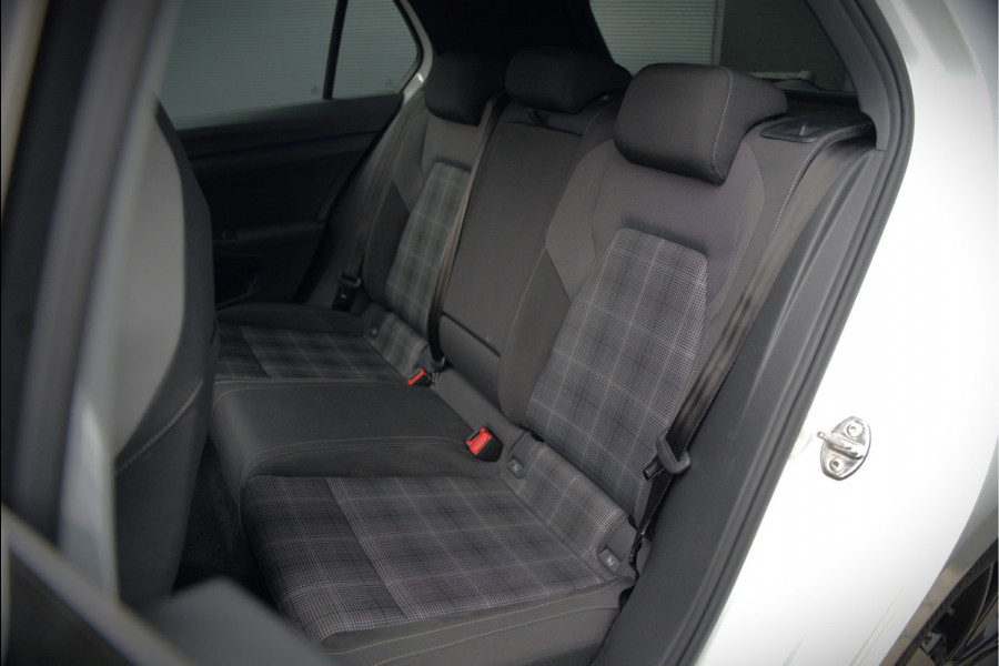 Volkswagen Golf 2.0 TDI GTD | Panoramadak | Stoelverwarming | Stuurverwarming | Adaptive Cruise Control | Apple Carplay | Sport & Sound | Adaptief Onderstel | Keyless | IQ Light LED | Camera | Ambiance Verlichting