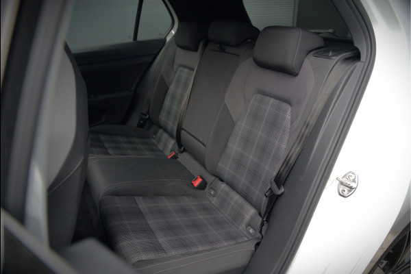 Volkswagen Golf 2.0 TDI GTD | Panoramadak | Stoelverwarming | Stuurverwarming | Adaptive Cruise Control | Apple Carplay | Sport & Sound | Adaptief Onderstel | Keyless | IQ Light LED | Camera | Ambiance Verlichting