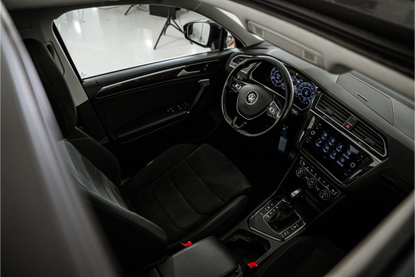 Volkswagen Tiguan 1.4 TSI ACT Highline R-Line 150PK NL AUTO+NAP+1e Eigenaar | Pano | Navi | Virtual