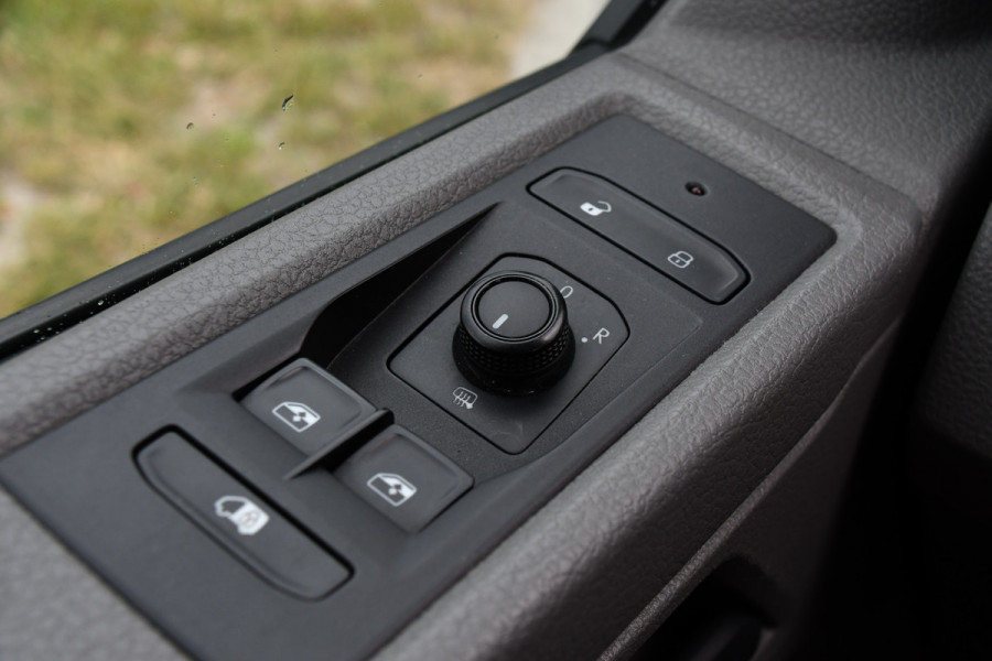 Volkswagen Transporter 2.0 TDI L2H1 30 Black Edition Adaptieve Cruise, Camera, Carplay, 150PK, 2 x Schuifdeur, Multimedia, Sensoren, Automaat, Uniek!