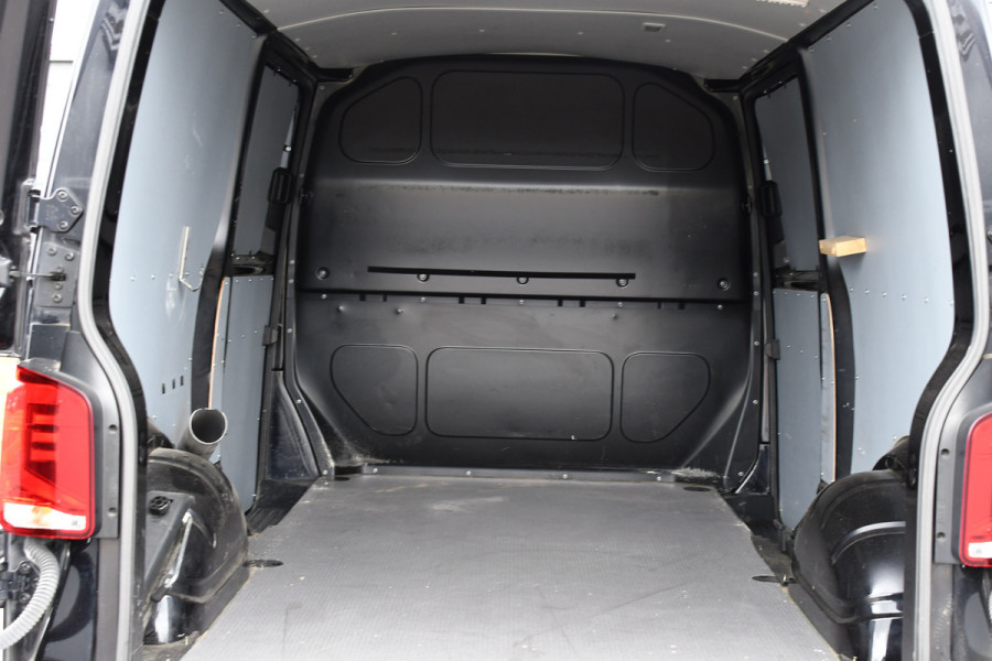 Volkswagen Transporter 2.0 TDI L2H1 30 Black Edition Adaptieve Cruise, Camera, Carplay, 150PK, 2 x Schuifdeur, Multimedia, Sensoren, Automaat, Uniek!