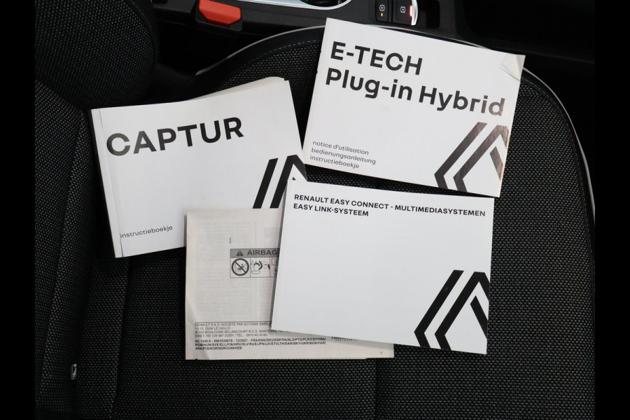 Renault Captur 1.6 E-Tech Plug-in Hybrid 160 Intens Two-Tone Automaat | Navigatie | Trekhaak | Camera |