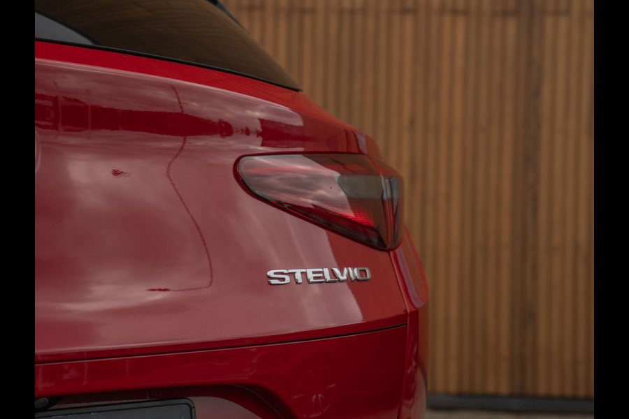Alfa Romeo Stelvio 2.0T 280pk AWD First Edition | Stoelverwarming | Grote Navi | NL-auto