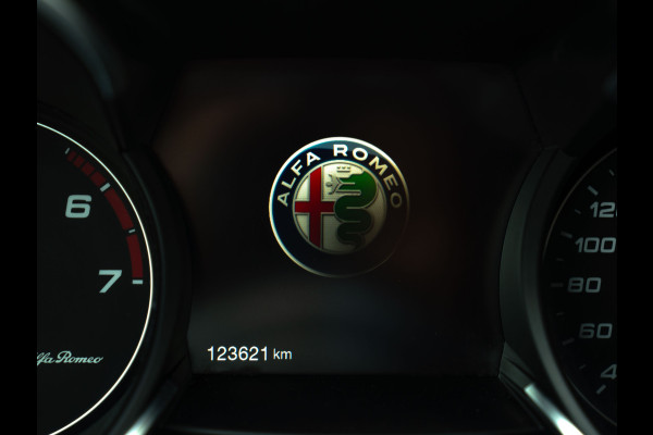 Alfa Romeo Stelvio 2.0T 280pk AWD First Edition | Stoelverwarming | Grote Navi | NL-auto