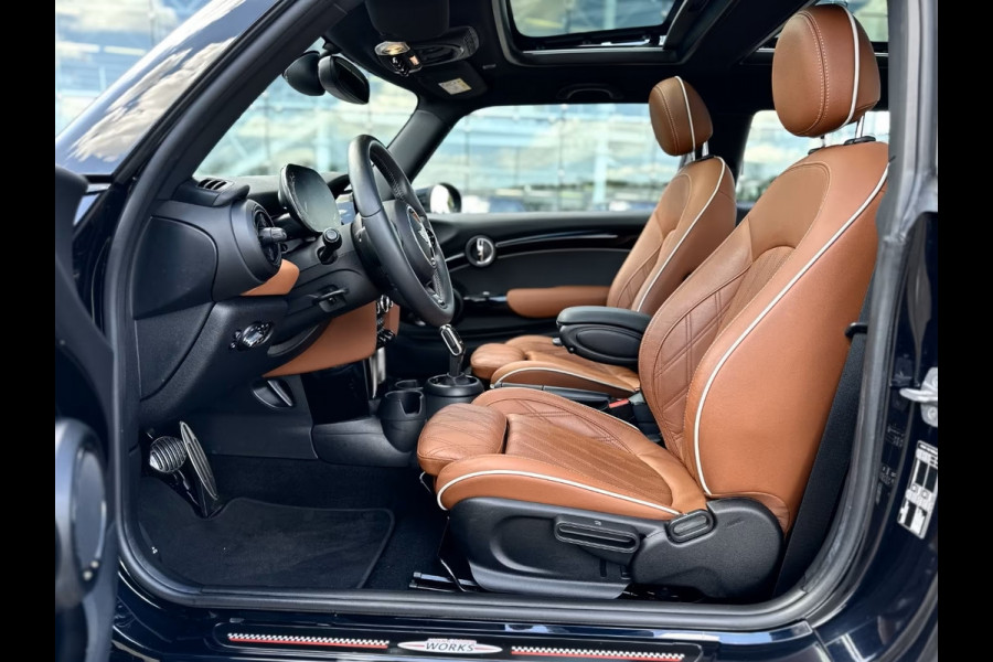 MINI 1.5 COOPER JCW Steptronic-Aut. ** LED, NAVI+, BRUIN LEDER, PANORAMA, KEYLESS, VERW. STUUR ** UNFALFREI - Ex BMW ** ** INFORMEER OOK NAAR ONZE AANTREKKELIJKE FINANCIAL-LEASE TARIEVEN **