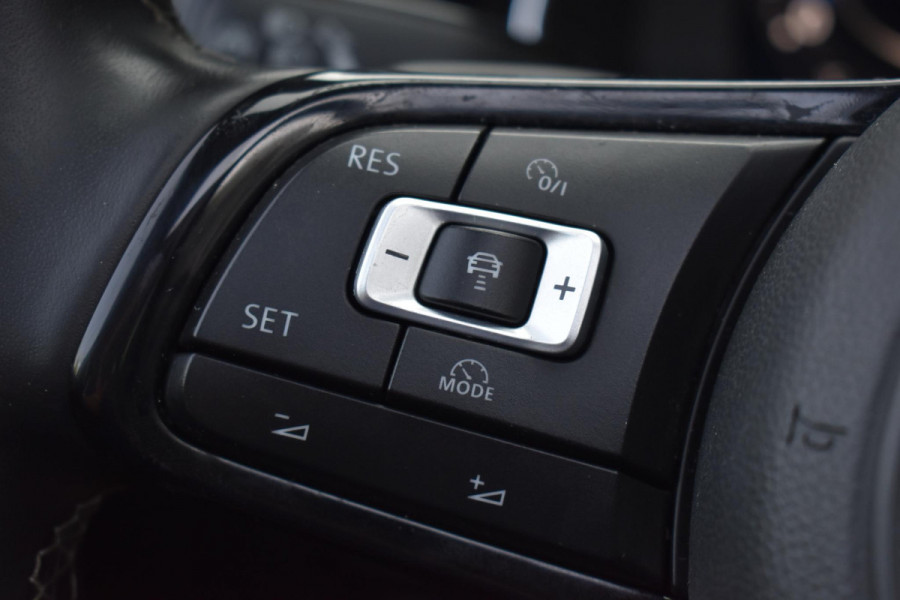 Volkswagen Golf 2.0 TSI 4Motion R Pano Milltek Virtual Lane Dynaudio Leder