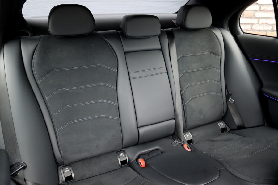 Mercedes-Benz E-Klasse 300 de AMG Line Aut9 | Hyperscreen | Distronic | Trekhaak | Verwarmd Stuurwiel | Keyless Go | Camera | Zitcomfortpakket | Nightpakket |
