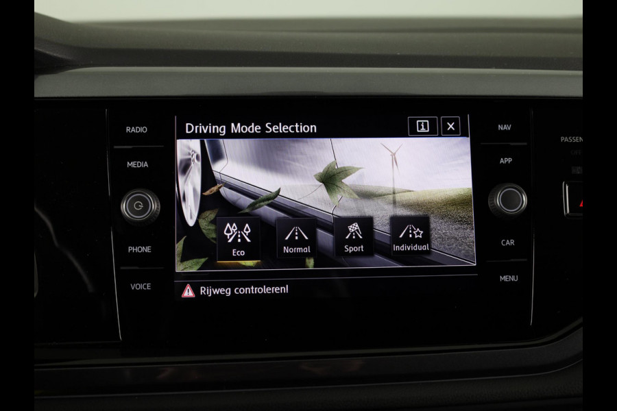Volkswagen Polo 1.0 TSI Highline 95 PK | Navigatie | Parkeersensoren | Digitaal dashboard