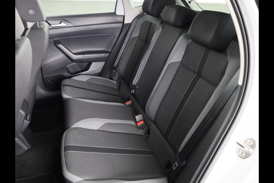 Volkswagen Polo 1.0 TSI Highline 95 PK | Navigatie | Parkeersensoren | Digitaal dashboard