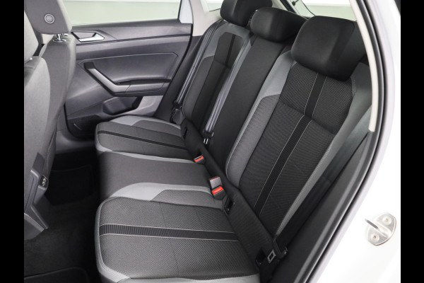 Volkswagen Polo 1.0 TSI Highline 95 PK | Navigatie | Parkeersensoren | Digitaal dashboard