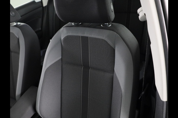 Volkswagen Polo 1.0 TSI Highline 95 PK | Navigatie | Parkeersensoren | Digitaal dashboard