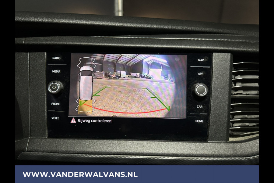 Volkswagen Transporter 2.0 TDI 150pk L2H1 Euro6 Airco | 2500kg Trekhaak | 2x Zijdeur | Camera | Bijrijdersbank | Navigatie Apple carplay, android auto, cruisecontrol, parkeersensoren