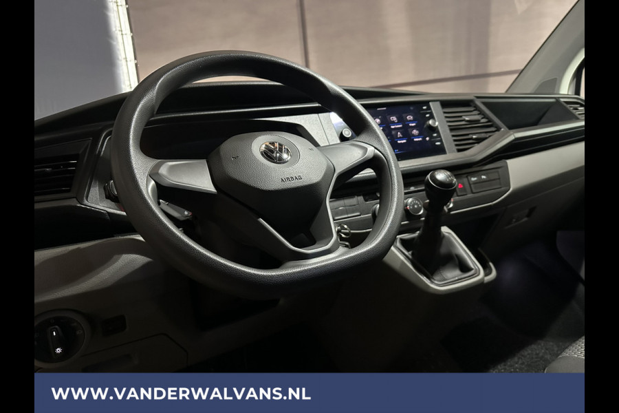 Volkswagen Transporter 2.0 TDI 150pk L2H1 Euro6 Airco | 2500kg Trekhaak | 2x Zijdeur | Camera | Bijrijdersbank | Navigatie Apple carplay, android auto, cruisecontrol, parkeersensoren