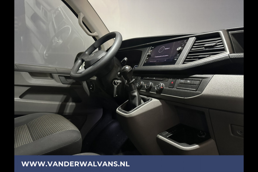 Volkswagen Transporter 2.0 TDI 150pk L2H1 Euro6 Airco | 2500kg Trekhaak | 2x Zijdeur | Camera | Bijrijdersbank | Navigatie Apple carplay, android auto, cruisecontrol, parkeersensoren