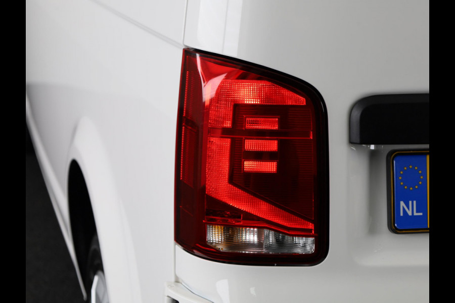 Volkswagen Transporter 2.0 TDI L2H1 28 150 pk | Airo | Trekhaak | Parkeersensoren | Elektr. spiegels (inklapbaar) |