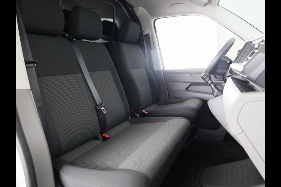 Volkswagen Transporter 2.0 TDI L2H1 28 150 pk | Airo | Trekhaak | Parkeersensoren | Elektr. spiegels (inklapbaar) |