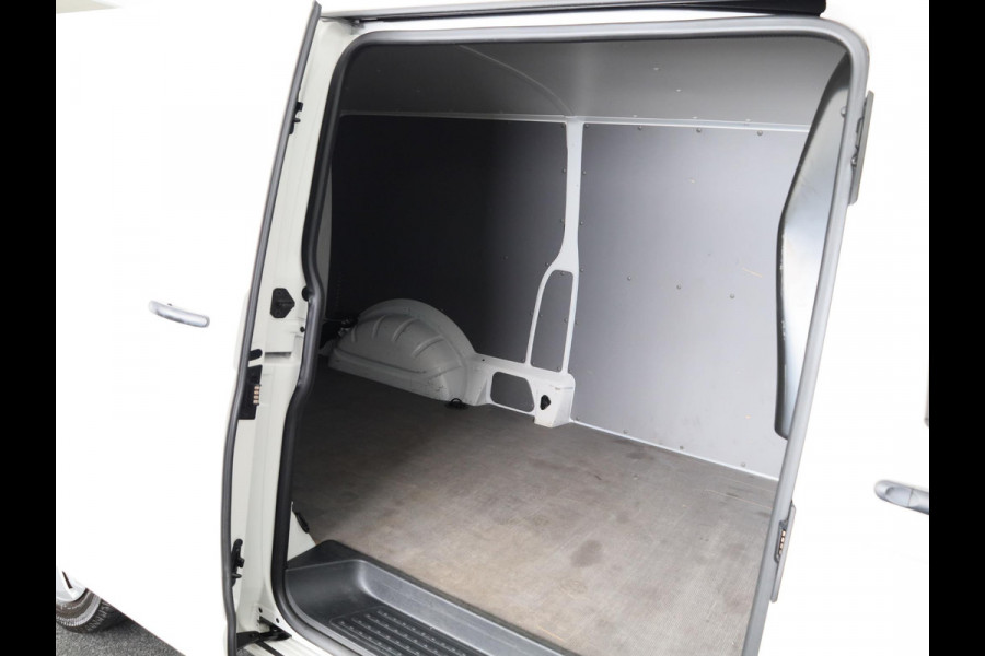 Volkswagen Transporter 2.0 TDI L2H1 28 150 pk | Airo | Trekhaak | Parkeersensoren | Elektr. spiegels (inklapbaar) |