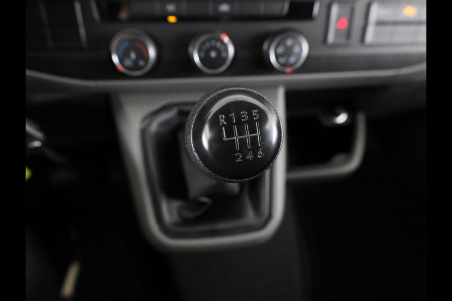 Volkswagen Transporter 2.0 TDI L2H1 28 150 pk | Airo | Trekhaak | Parkeersensoren | Elektr. spiegels (inklapbaar) |