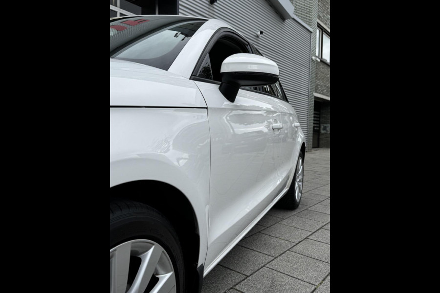 Audi A1 Sportback 1.4 -16V TFSI - Airco I Xenon I Sport velgen I Trekhaak I Dealer onderhouden