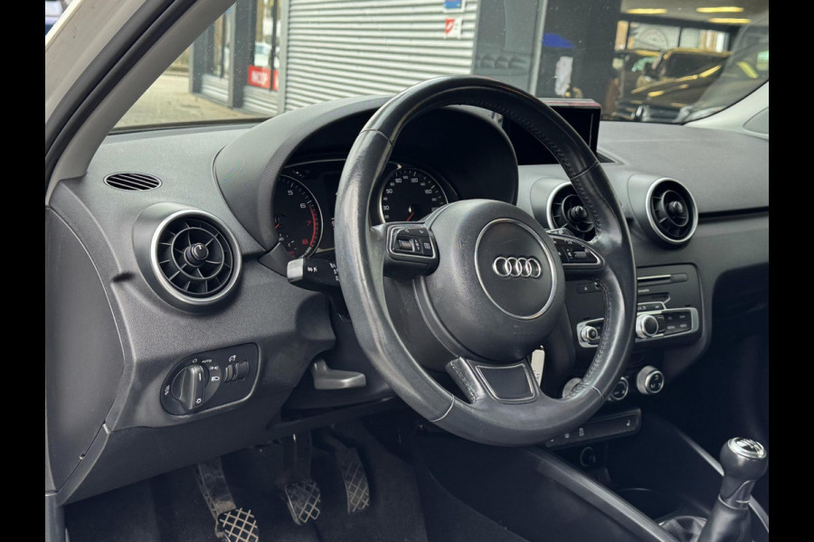 Audi A1 Sportback 1.4 -16V TFSI - Airco I Xenon I Sport velgen I Trekhaak I Dealer onderhouden