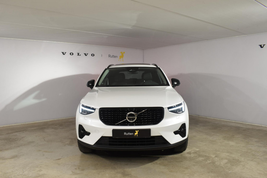 Volvo XC40 B3 177PK Automaat Plus Dark / Adaptieve Cruise control / Leer / Schuifdak / Stoelverwarming / Stuurverwarming / Elektrische Stoelen / Elektr. achterklep / 360 Camera / Harman Kardon