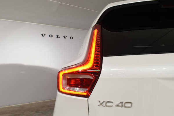 Volvo XC40 B3 177PK Automaat Plus Dark / Adaptieve Cruise control / Leer / Schuifdak / Stoelverwarming / Stuurverwarming / Elektrische Stoelen / Elektr. achterklep / 360 Camera / Harman Kardon