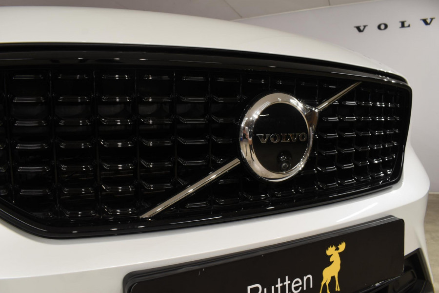 Volvo XC40 B3 177PK Automaat Plus Dark / Adaptieve Cruise control / Leer / Schuifdak / Stoelverwarming / Stuurverwarming / Elektrische Stoelen / Elektr. achterklep / 360 Camera / Harman Kardon
