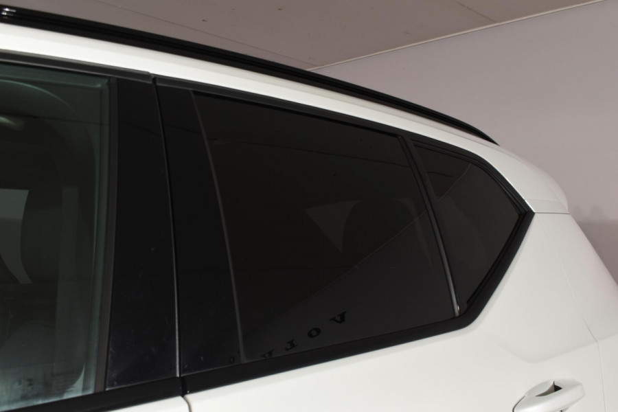 Volvo XC40 B3 177PK Automaat Plus Dark / Adaptieve Cruise control / Leer / Schuifdak / Stoelverwarming / Stuurverwarming / Elektrische Stoelen / Elektr. achterklep / 360 Camera / Harman Kardon