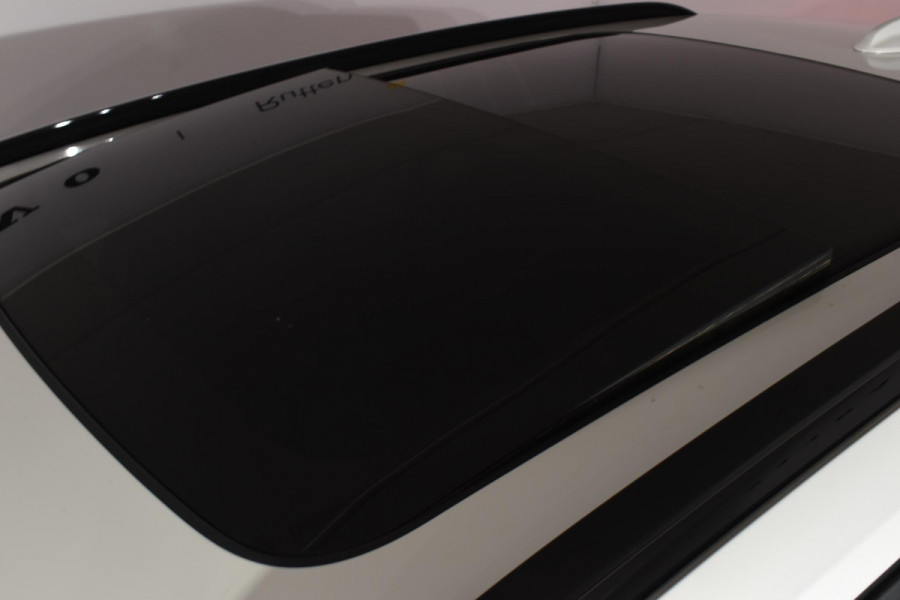 Volvo XC40 B3 177PK Automaat Plus Dark / Adaptieve Cruise control / Leer / Schuifdak / Stoelverwarming / Stuurverwarming / Elektrische Stoelen / Elektr. achterklep / 360 Camera / Harman Kardon