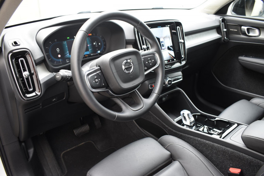 Volvo XC40 B3 177PK Automaat Plus Dark / Adaptieve Cruise control / Leer / Schuifdak / Stoelverwarming / Stuurverwarming / Elektrische Stoelen / Elektr. achterklep / 360 Camera / Harman Kardon