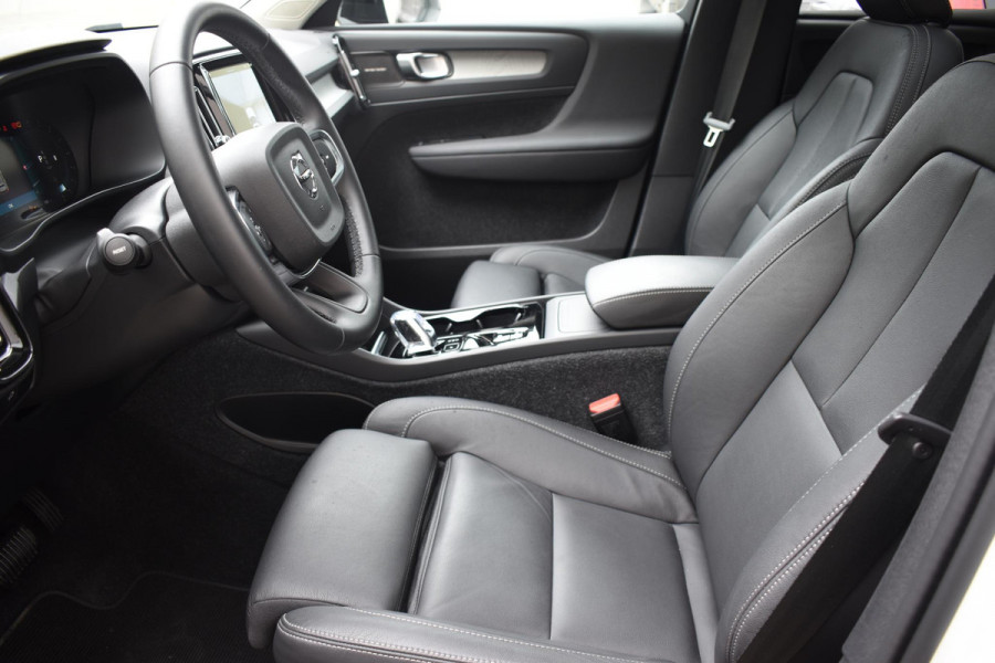 Volvo XC40 B3 177PK Automaat Plus Dark / Adaptieve Cruise control / Leer / Schuifdak / Stoelverwarming / Stuurverwarming / Elektrische Stoelen / Elektr. achterklep / 360 Camera / Harman Kardon