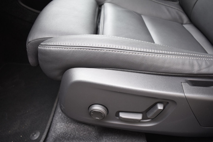 Volvo XC40 B3 177PK Automaat Plus Dark / Adaptieve Cruise control / Leer / Schuifdak / Stoelverwarming / Stuurverwarming / Elektrische Stoelen / Elektr. achterklep / 360 Camera / Harman Kardon