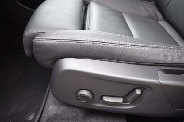 Volvo XC40 B3 177PK Automaat Plus Dark / Adaptieve Cruise control / Leer / Schuifdak / Stoelverwarming / Stuurverwarming / Elektrische Stoelen / Elektr. achterklep / 360 Camera / Harman Kardon