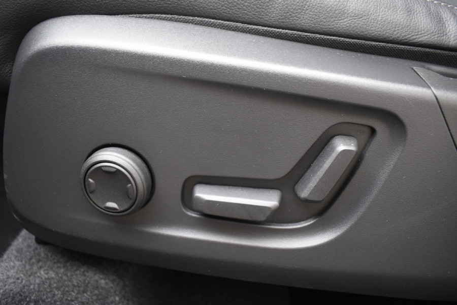 Volvo XC40 B3 177PK Automaat Plus Dark / Adaptieve Cruise control / Leer / Schuifdak / Stoelverwarming / Stuurverwarming / Elektrische Stoelen / Elektr. achterklep / 360 Camera / Harman Kardon