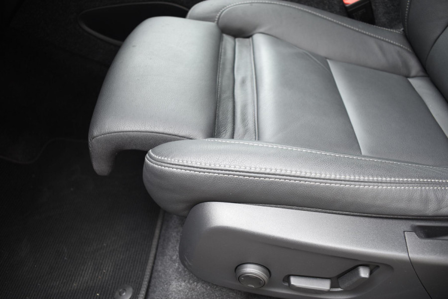 Volvo XC40 B3 177PK Automaat Plus Dark / Adaptieve Cruise control / Leer / Schuifdak / Stoelverwarming / Stuurverwarming / Elektrische Stoelen / Elektr. achterklep / 360 Camera / Harman Kardon