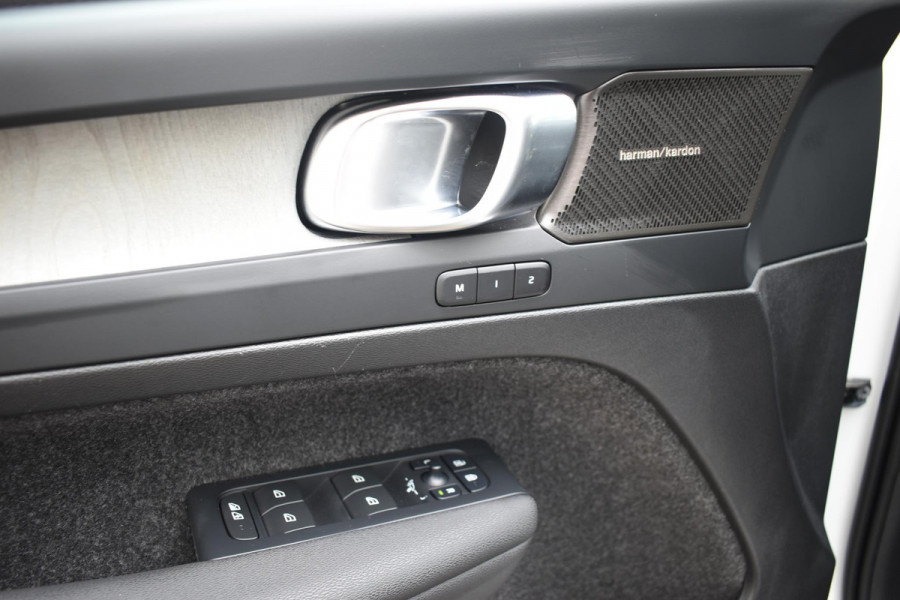 Volvo XC40 B3 177PK Automaat Plus Dark / Adaptieve Cruise control / Leer / Schuifdak / Stoelverwarming / Stuurverwarming / Elektrische Stoelen / Elektr. achterklep / 360 Camera / Harman Kardon