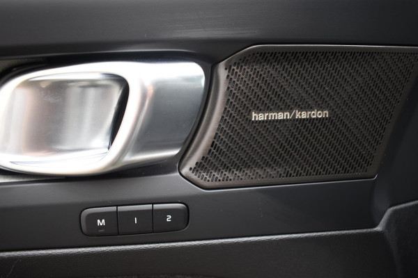 Volvo XC40 B3 177PK Automaat Plus Dark / Adaptieve Cruise control / Leer / Schuifdak / Stoelverwarming / Stuurverwarming / Elektrische Stoelen / Elektr. achterklep / 360 Camera / Harman Kardon